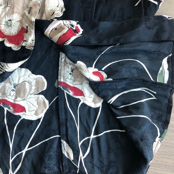 Jones New York 100% silk black floral top collared short sleeve size 10 - Picture 5 of 6
